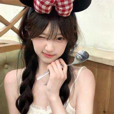 落在她身边